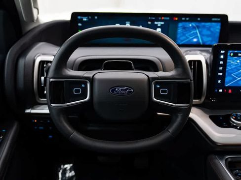Used 2025 Ford Expedition Active AWD/4WD image 16