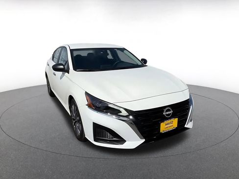 Used 2025 Nissan Altima 2.5 SV FWD image 3