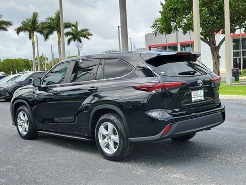 Used 2024 Toyota Highlander LE FWD image 3