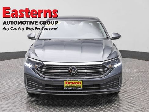 Used 2024 Volkswagen Jetta SE FWD image 2