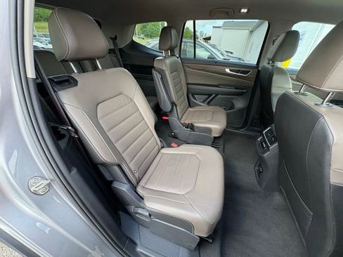 Used 2025 Volkswagen Atlas SEL AWD/4WD image 32