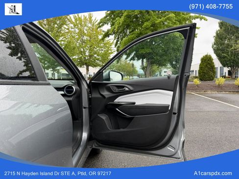 Used 2025 Chevrolet Trax LT w/ LT Convenience Package FWD image 17