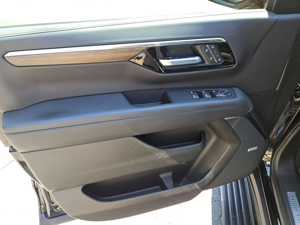 Used 2025 Chevrolet Tahoe High Country AWD/4WD image 17