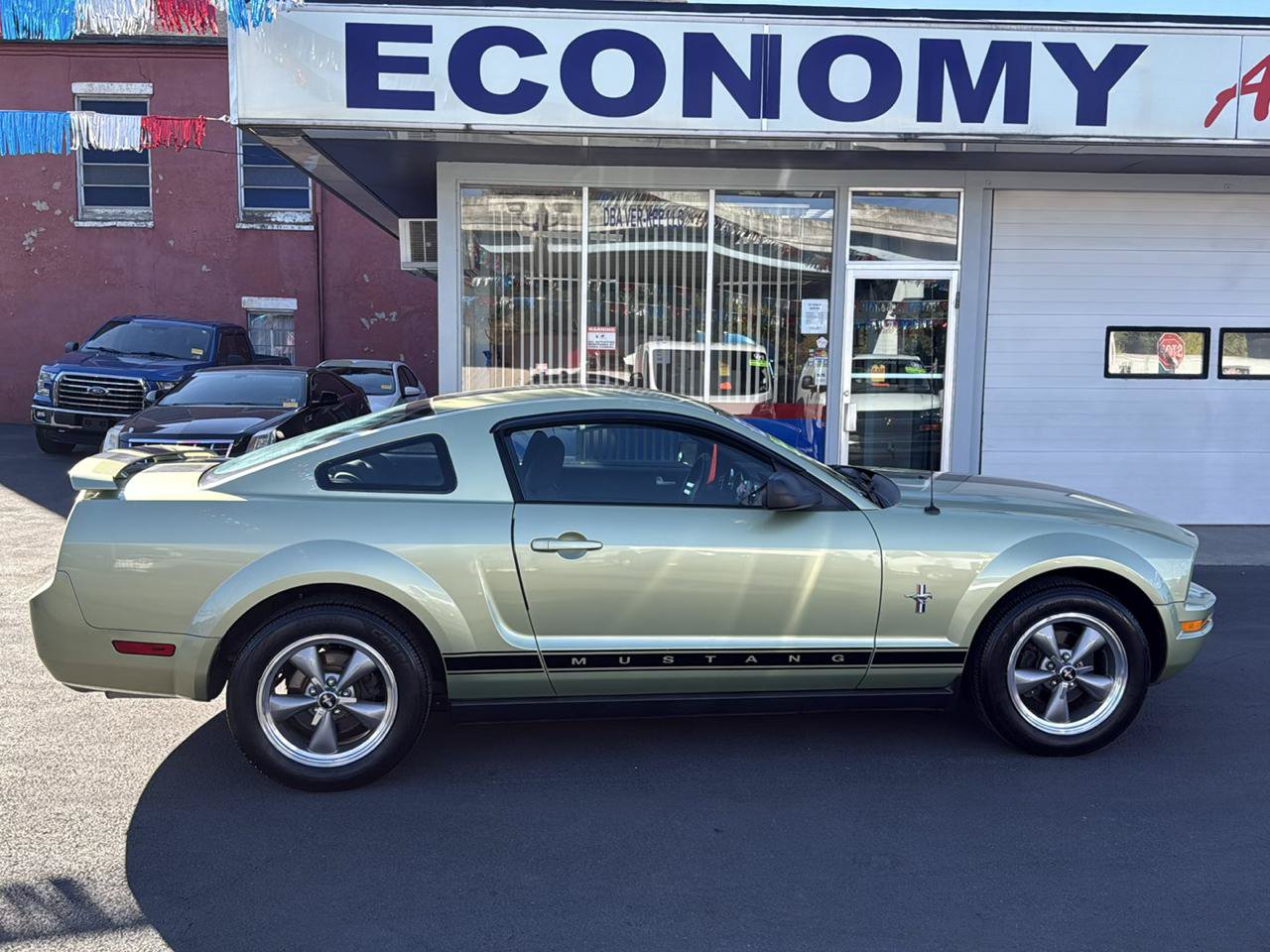 Used 2006 Ford Mustang Coupe RWD image 2