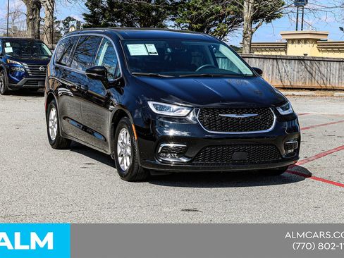 Used 2024 Chrysler Pacifica Touring-L FWD image 5