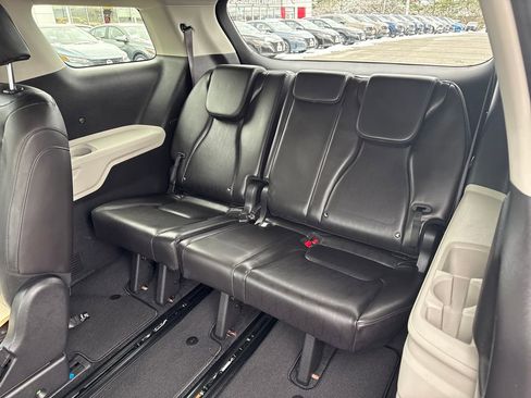 Used 2024 Kia Carnival LX image 30