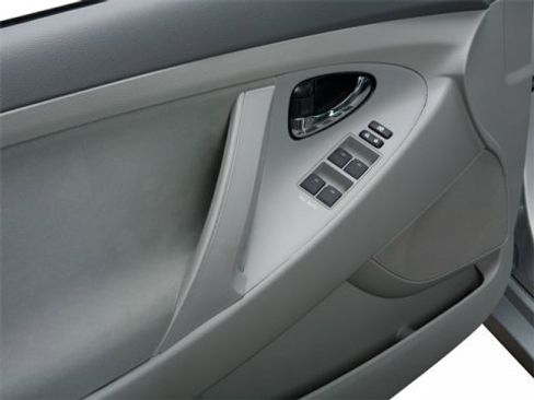 Used 2010 Toyota Camry LE image 9