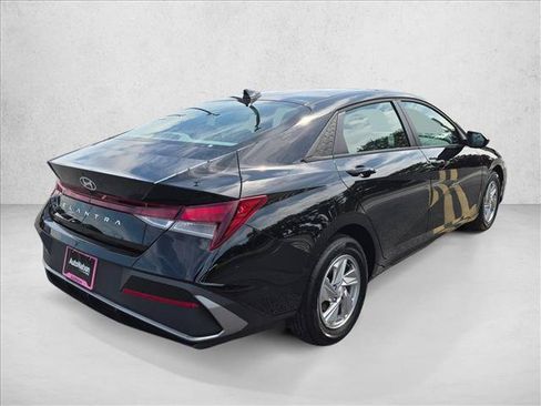 New 2026 Hyundai Elantra SE FWD image 4