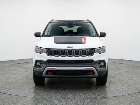 Used 2025 Jeep Compass Trailhawk AWD/4WD image 2
