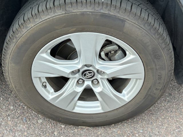 Used 2019 Toyota RAV4 XLE AWD/4WD image 3