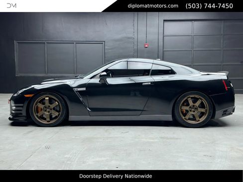 Used 2013 Nissan GT-R Black Edition image 3
