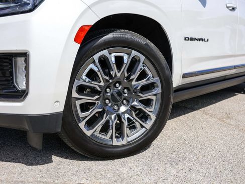 Used 2023 GMC Yukon XL Denali Ultimate AWD/4WD image 4