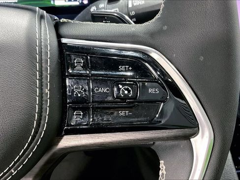Used 2024 Jeep Grand Cherokee Overland w/ Luxury Tech Group IV AWD/4WD image 26