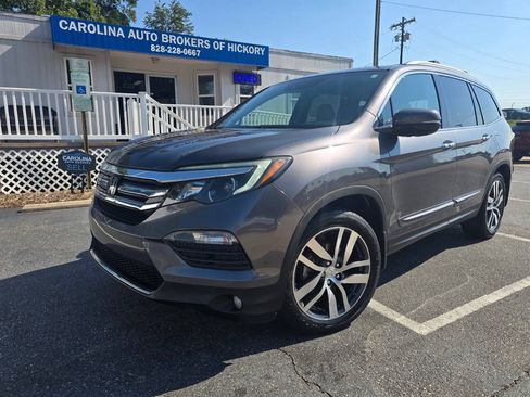 Used 2017 Honda Pilot Touring image 2
