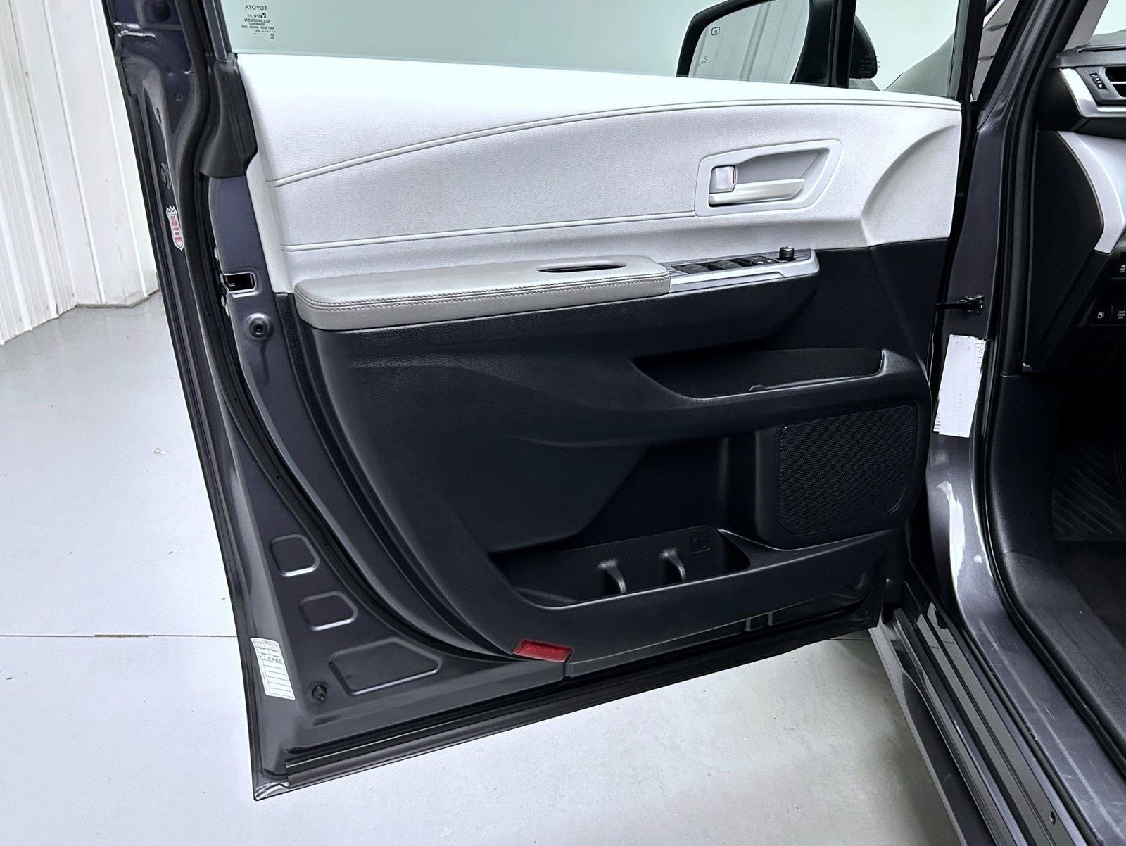 Used 2025 Toyota Sienna LE FWD image 9