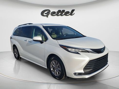 Used 2022 Toyota Sienna XLE w/ XLE Plus Package FWD image 3