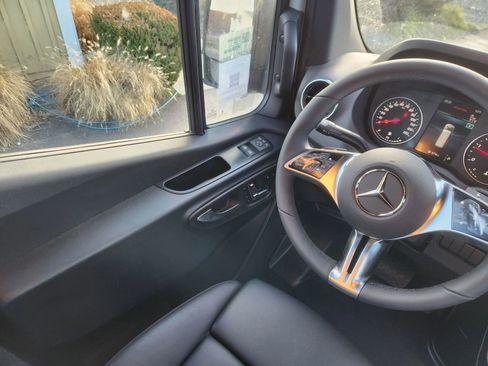 Used 2025 Mercedes-Benz Sprinter 2500 image 45