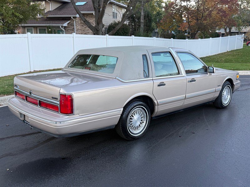 Used 1997 Lincoln Town Car Signature RWD image 6