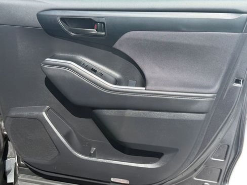 Used 2025 Toyota Highlander LE image 32