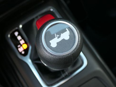 Used 2025 Jeep Wrangler Unlimited Sahara image 22