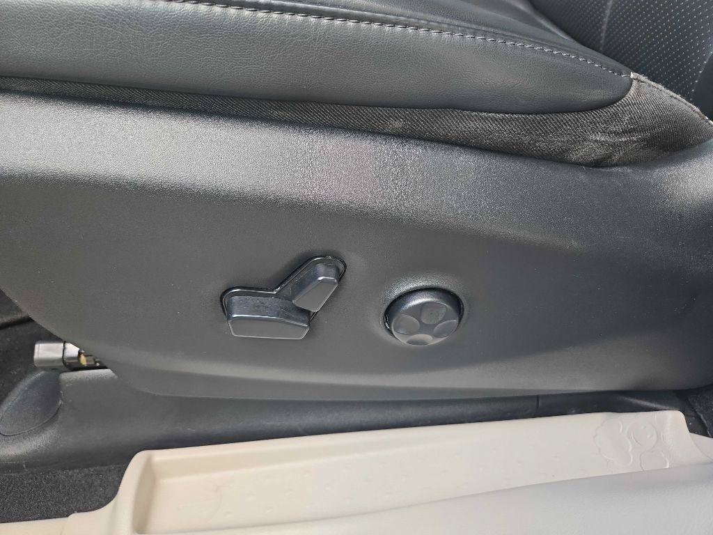 Used 2020 Chrysler Voyager Lxi FWD image 14