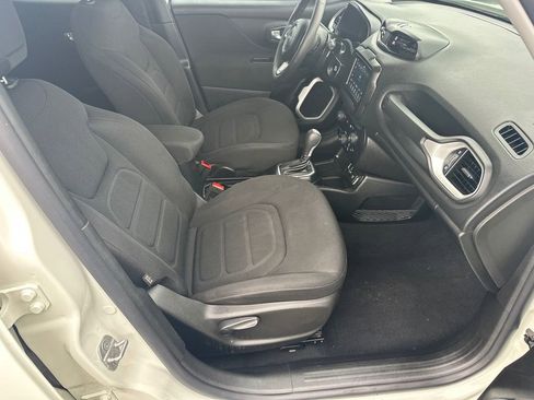 Used 2019 Jeep Renegade Latitude w/ Popular Equipment Group FWD image 13