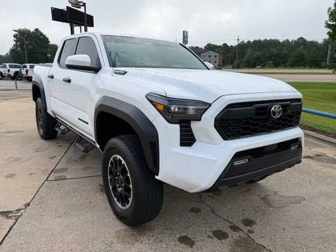 Used 2025 Toyota Tacoma TRD Off-Road AWD/4WD image 8