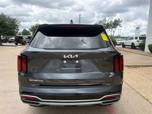 Used 2023 Kia Sorento S w/ Panoramic Sunroof Package FWD image 5
