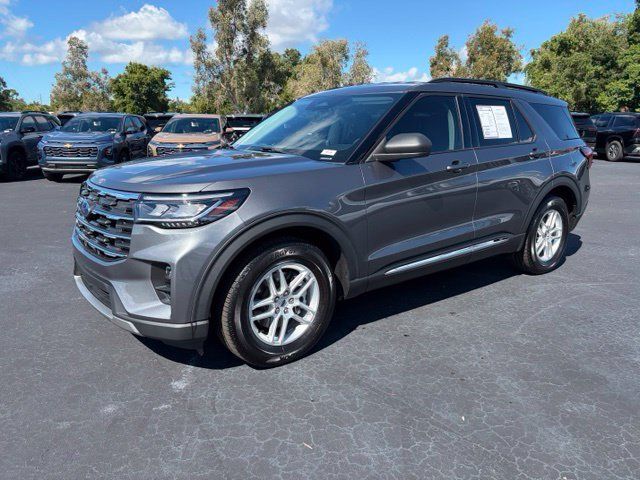 Used 2025 Ford Explorer Active w/ Active Comfort Package RWD image 3