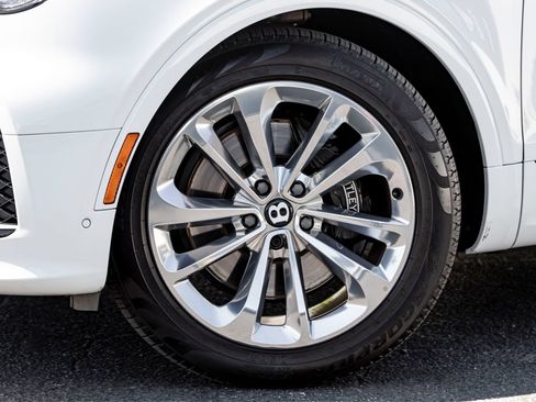 Used 2023 Bentley Bentayga Extended Wheelbase AWD/4WD image 6