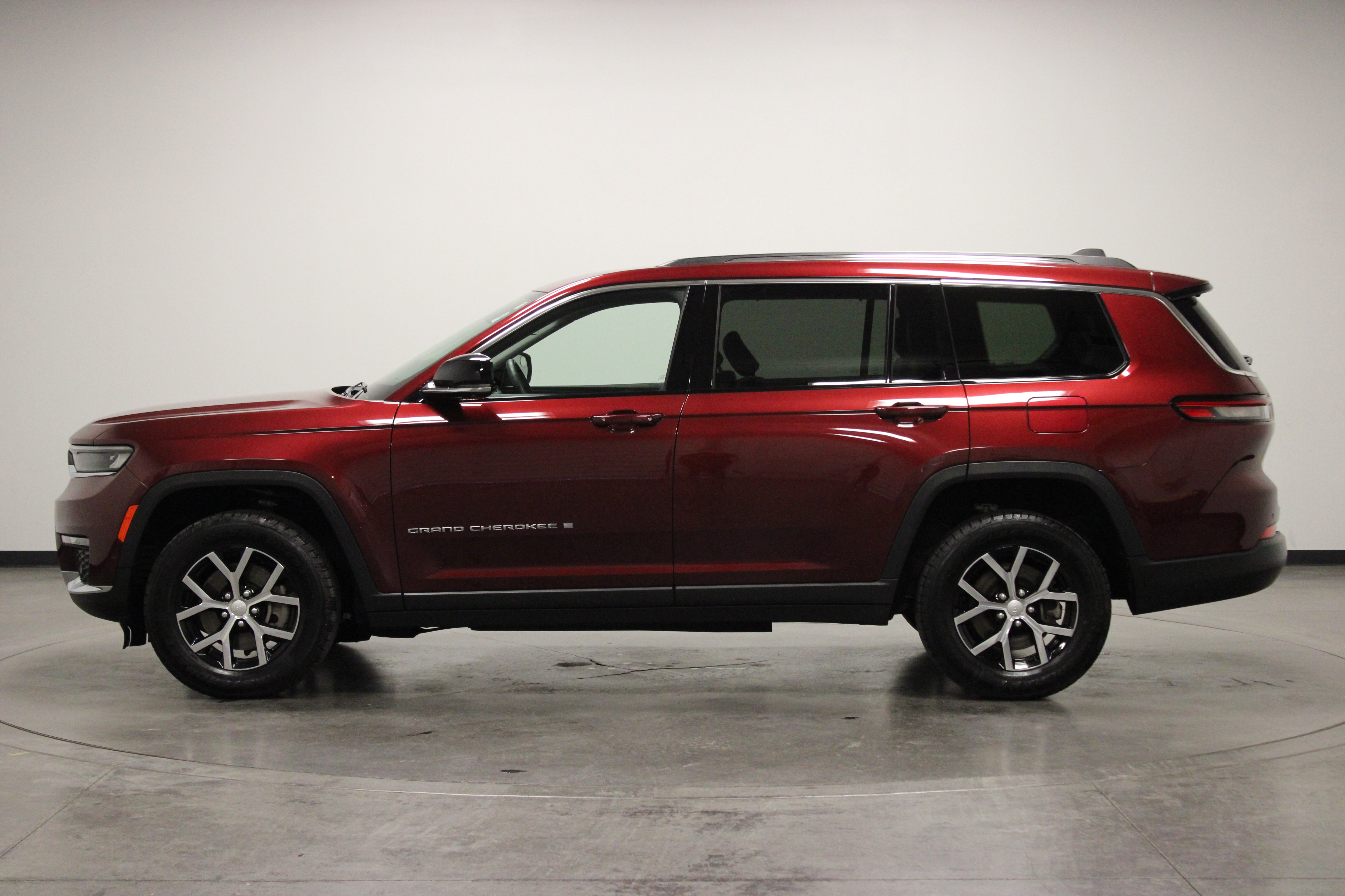 Used 2023 Jeep Grand Cherokee L Limited w/ Luxury Tech Group II AWD/4WD image 5