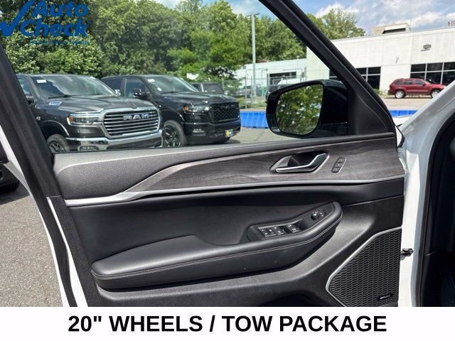 Used 2023 Jeep Grand Cherokee Limited w/ Trailer Tow Prep Group (B) AWD/4WD image 29