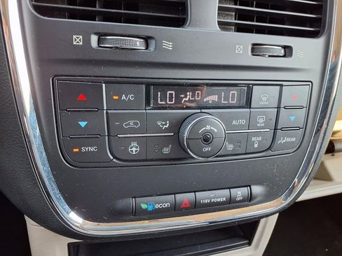 Used 2016 Chrysler Town & Country Touring w/ Driver Convenience Group FWD image 8