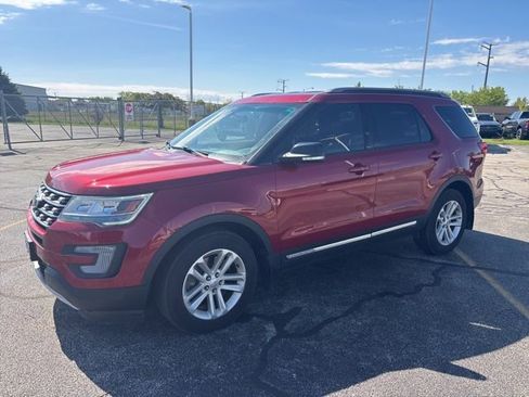 Used 2017 Ford Explorer XLT w/ Equipment Group 202A FWD image 3
