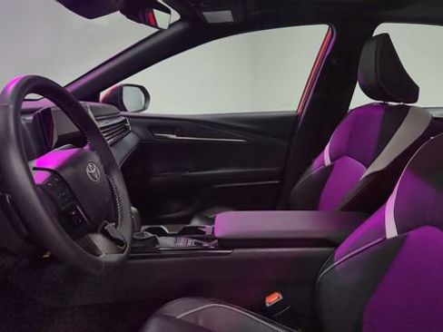 Used 2025 Toyota Camry SE w/ Convenience Package image 10