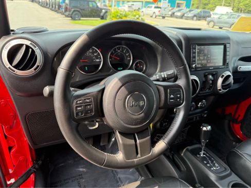 Used 2017 Jeep Wrangler Unlimited Sahara w/ Dual Top Group AWD/4WD image 13