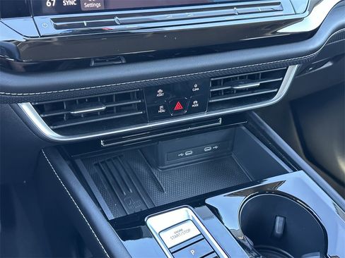 Used 2025 Volkswagen Atlas SE image 27