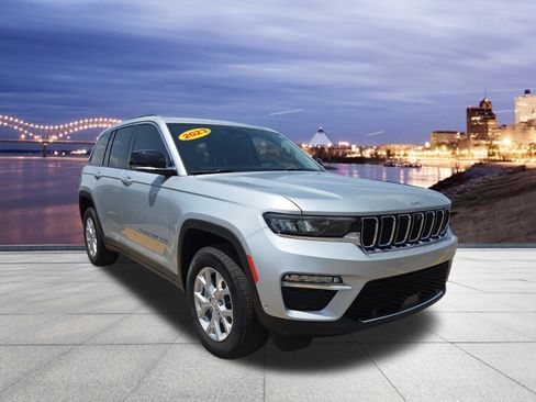 Used 2023 Jeep Grand Cherokee Limited w/ Luxury Tech Group II AWD/4WD image 4