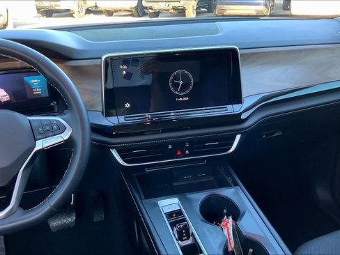 Certified 2024 Volkswagen Atlas SE image 11