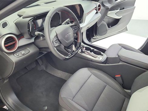 Used 2025 Chevrolet Trax RS image 18