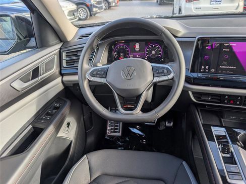 Used 2024 Volkswagen Atlas Peak Edition SE image 21