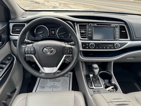 Used 2018 Toyota Highlander XLE image 19