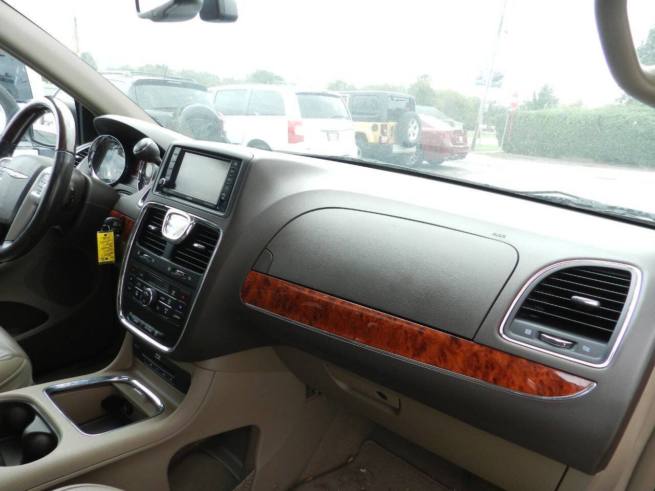 Used 2014 Chrysler Town & Country Limited w/ Luxury Group FWD image 15