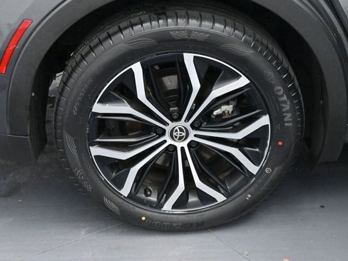 Used 2023 Toyota Crown Limited image 36