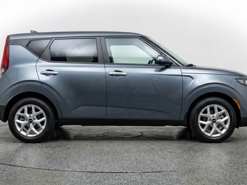 Used 2025 Kia Soul LX w/ LX Technology Package FWD image 11