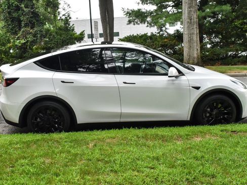 Used 2021 Tesla Model Y 2WD image 8
