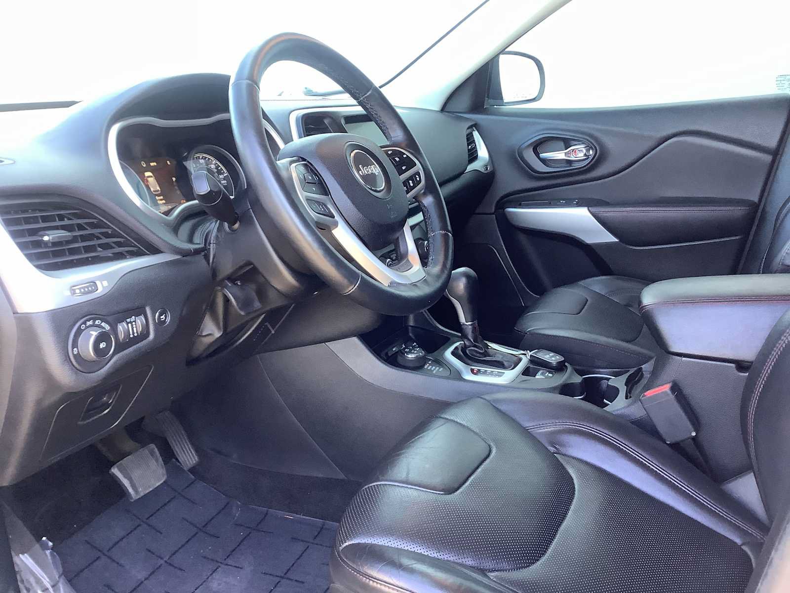 Used 2017 Jeep Cherokee Trailhawk AWD/4WD image 3