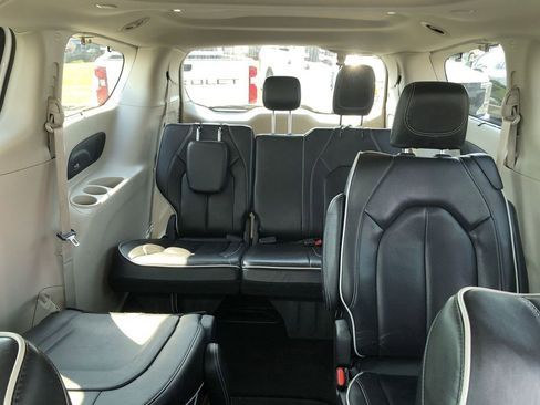 Used 2023 Chrysler Pacifica Limited FWD image 21