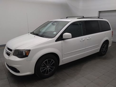 Used 2017 Dodge Grand Caravan GT FWD image 2