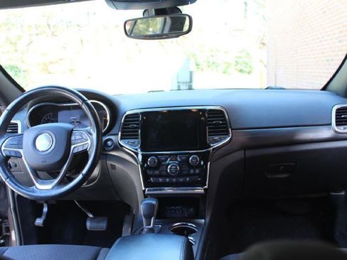 Used 2019 Jeep Grand Cherokee Laredo w/ 18" Wheel & 8.4" Radio Group AWD/4WD image 12